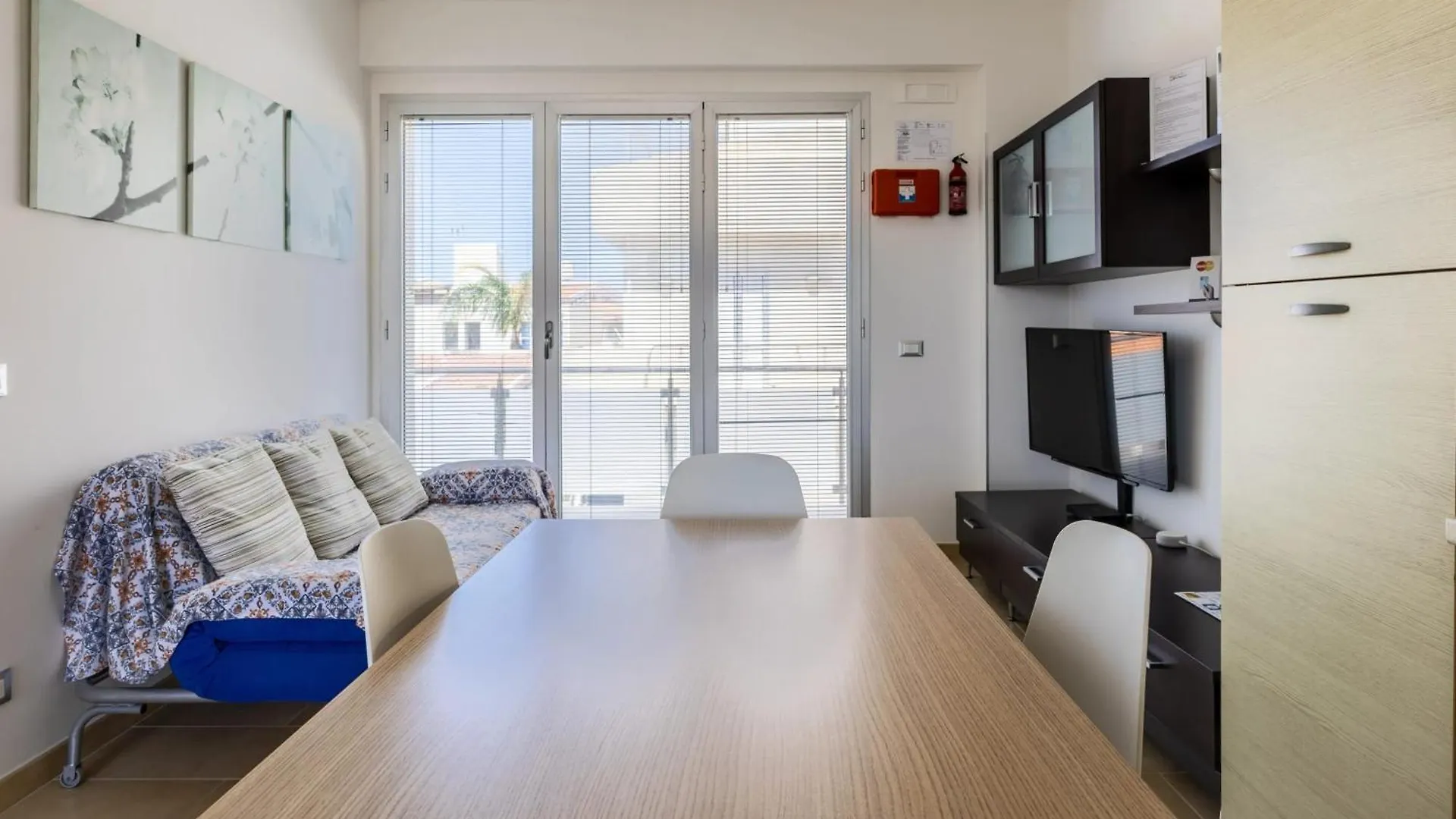 Spacious Apartment With Sea View In Punta Secca Ιταλία
